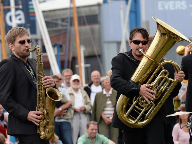 Die Brass-Band Beat 'n Blow gibt am 27.06.2014 in Timmendorfer Strand (Schleswig-Holstein) vor der Eröffnung des Festivals JazzBaltica ein Gratis-Open-Air-Konzert.