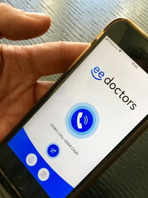 Samrtphone mit der Medizin-App eedoctors.