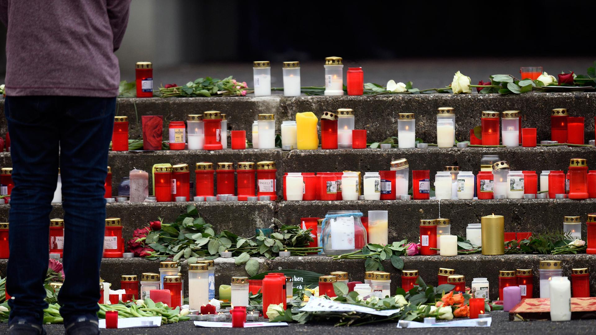 Menschen trauern in Haltern am See um die Opfer des Flugzeugunglücks in Südfrankreich. Menschen trauern in Haltern am See um die Opfer des Flugzeugunglücks in Südfrankreich.