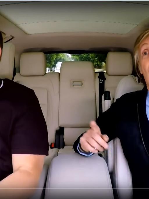 Paul McCartney und James Corden im Auto.