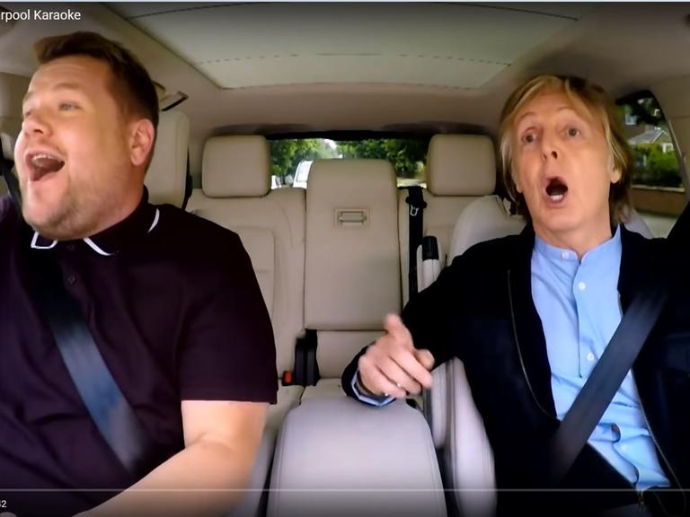 Paul McCartney und James Corden im Auto.