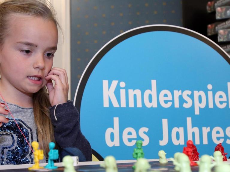 Die siebenjährige Holly spielt am 23.06.2014 in Hamburg bei der Preisverleihung des "Kinderspiels des Jahres 2014"