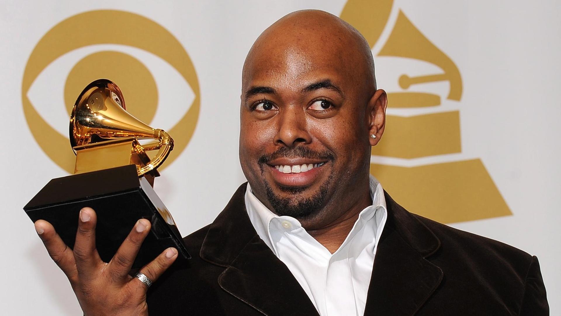 Der Musiker und Grammy-Preisträger Christian McBride hält den Grammy in der rechten Hand. Der Musiker und Grammy-Preisträger Christian McBride hält den Grammy in der rechten Hand.