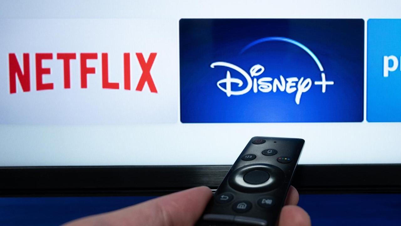 Die Logos der Streaminganbieter Netflix, Disney+ und Amazon Prime Video sind auf einem Fernseher zu sehen. | Verwendung weltweit