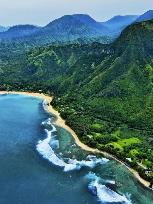 Luftbil der Kueste bei Na Poai, Hawaii, USA.