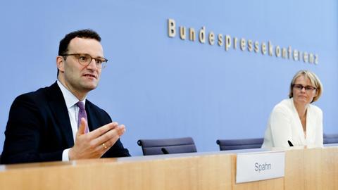 Bundesgesundheitsminister Jens Spahn (l) und Wissenschafts- und Bildungsministerin Anja Karliczek (beide CDU) informieren die Medien bei einer Pressekonferenz über ein deutsches Programm zur Unterstützung der Entwicklung eines COVID-19-Impfstoffs.