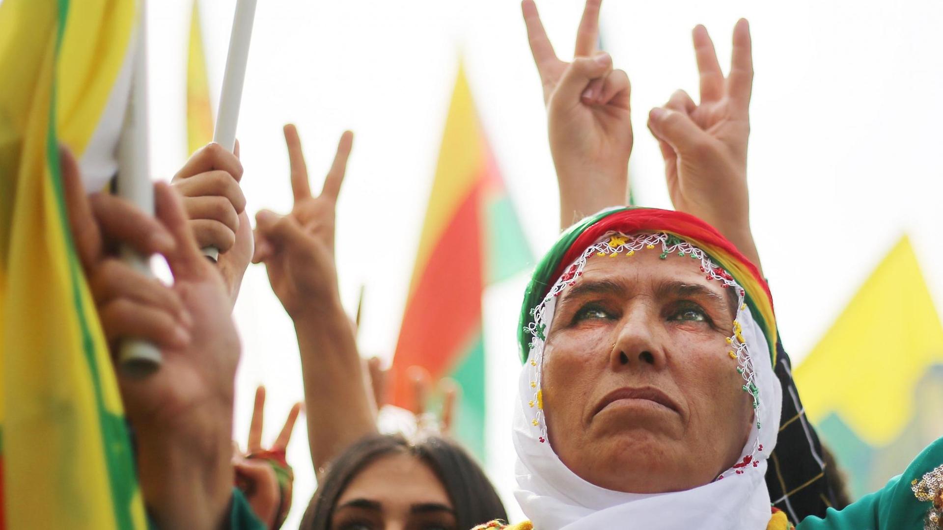 Frau bei Kurden-Demonstration in Köln