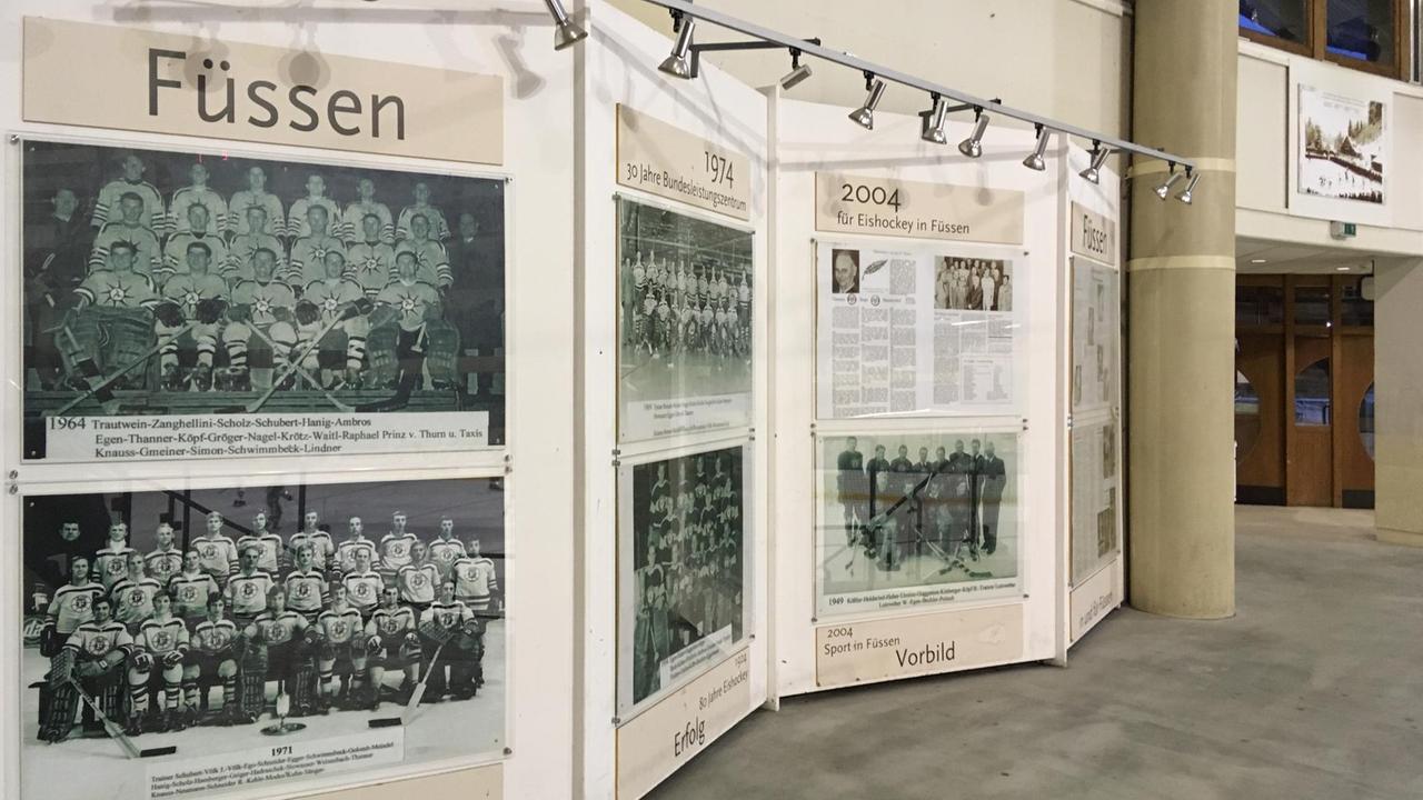 Zeittafeln mit historischen Fotos der Einhockey-Mannschaften in Füssen.