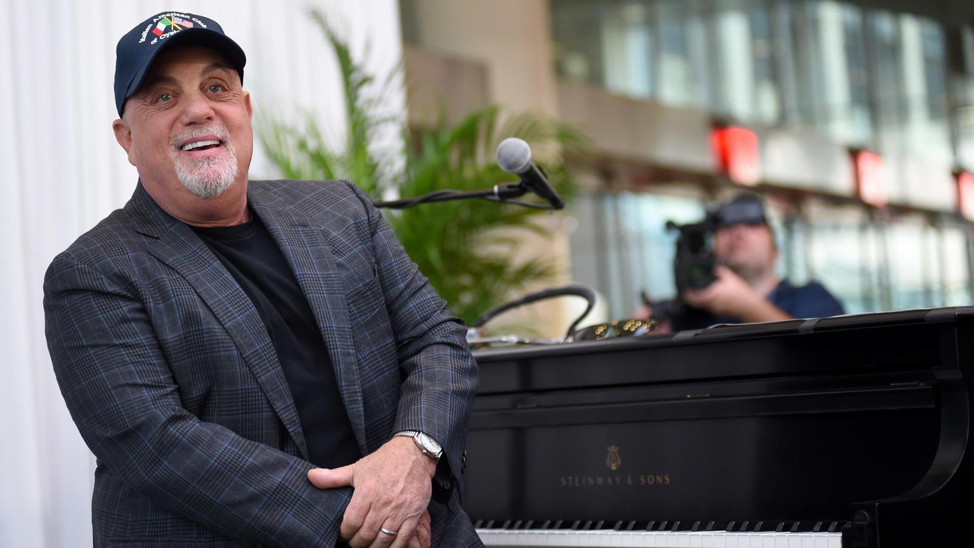 Der Musiker Billy Joel sitzt am 18. Juli 2018 an einem Klavier im Madison Square Garden, New York