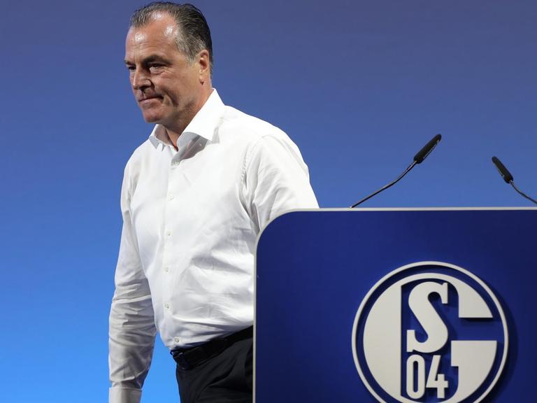 FC Schalkes Aufsichtsratsvorsitzender Clemens Tönnies verlässt das Rednerpult bei einer Mitgliederversammlung am 30.06.2019 in Gelsenkirchen.