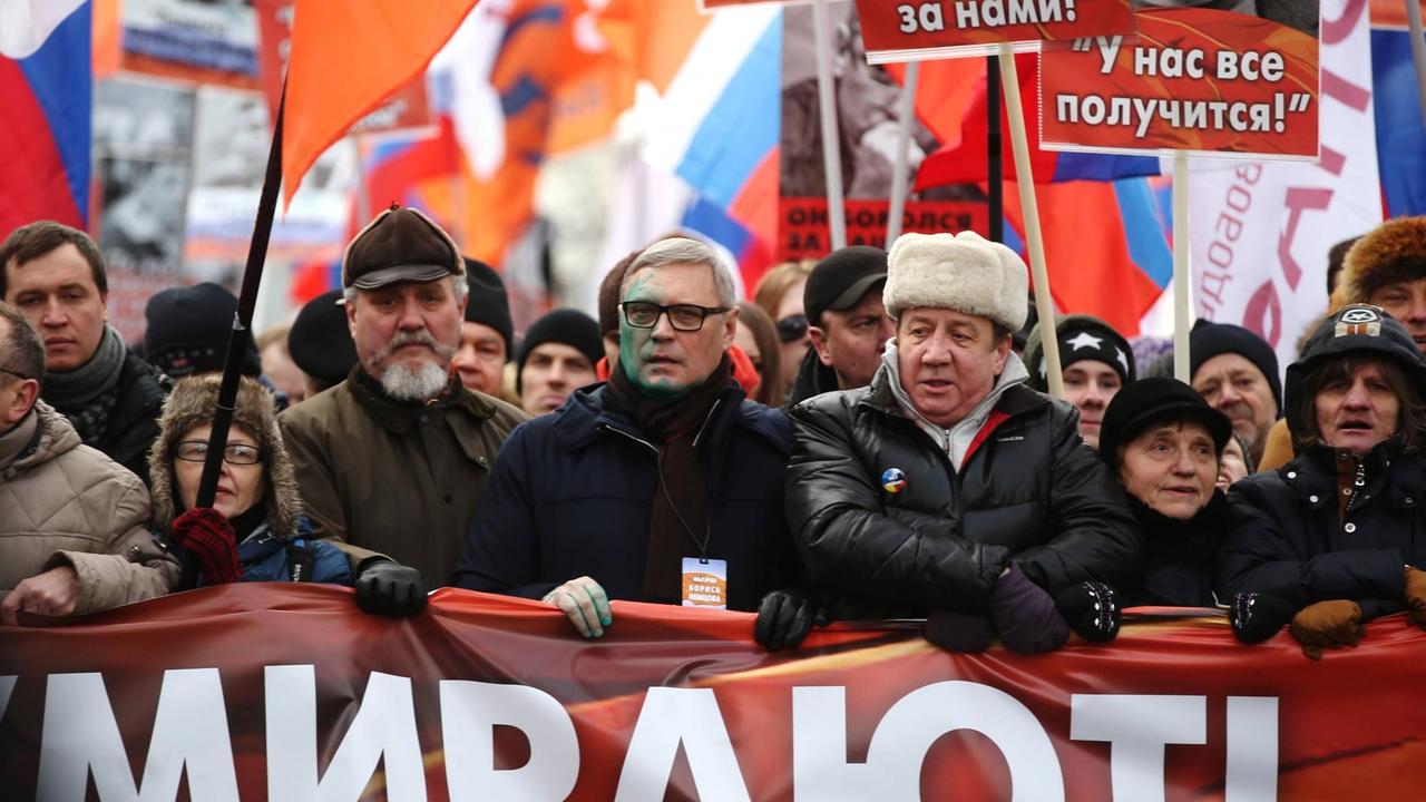 Tausende Menschen haben in Moskau an den ermordeten Oppositionellen Nemzow erinnert, darunter auch der frühere Ministerpräsident Kassjanow (Mitte).