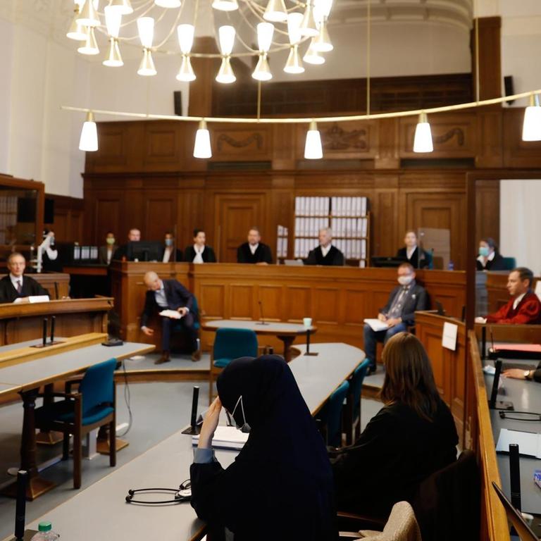 Nebenklägerinnen (vorne, l) sitzen in einem Gerichtssaal des Kriminalgerichts Moabit zu Beginn des Prozesses um den Mord im Kleinen Tiergarten