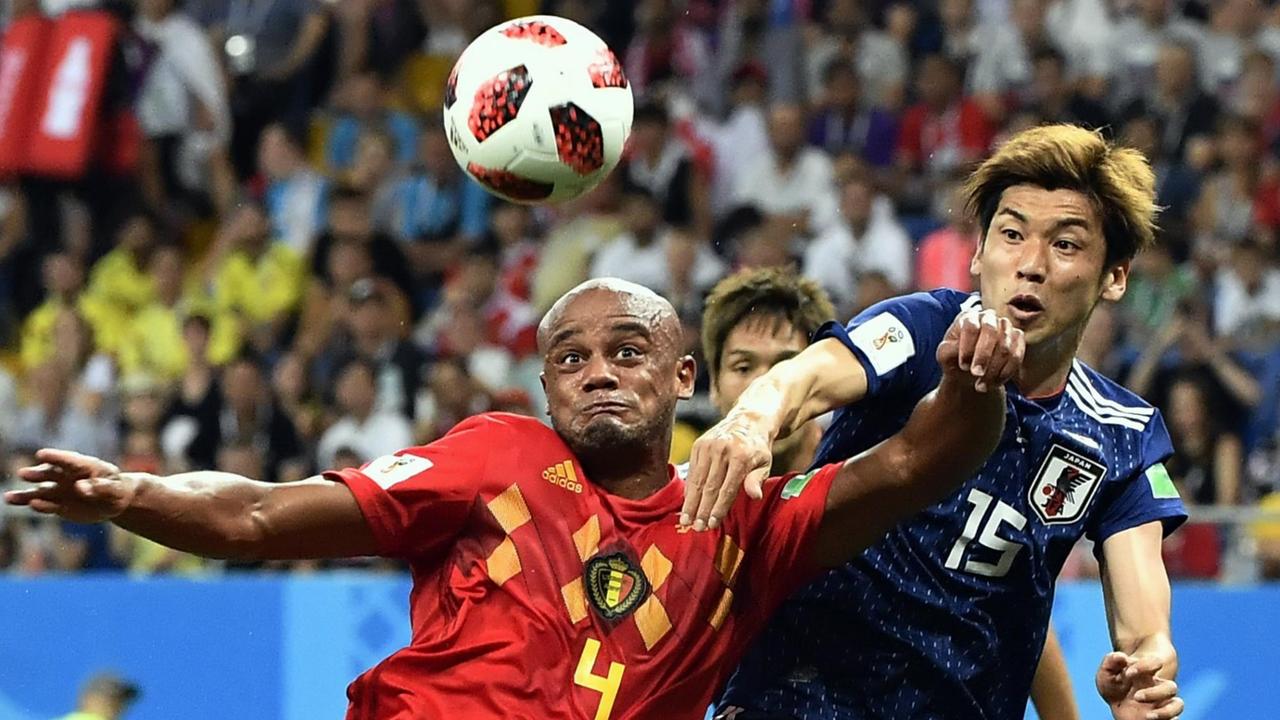 Szene aus dem Spiel Belgien - Japan bei der Fußball-WM in Russland: Vincent Kompany von Belgien (l) in Aktion gegen Yuya Osako aus Japan.