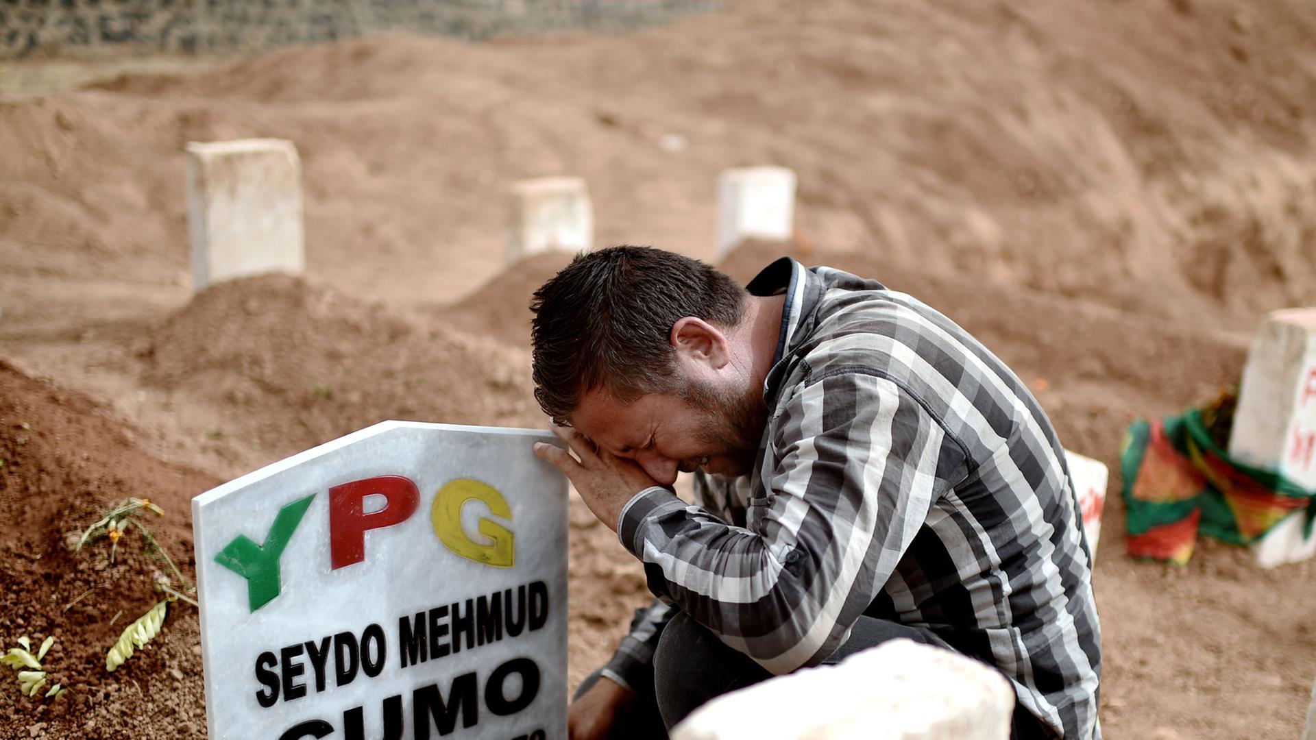 Von der Terrorgruppe IS getötete Kämpfer der kurdischen Volksverteidigungseinheiten YPG sind in der türkischen Stadt Suruc beerdigt worden.