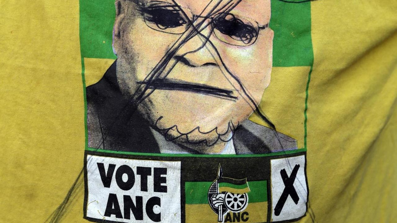 Auch bei vielen ANC-Anhängern in Ungnade gefallen: Jacob Zuma. Im Bild: ein T-Shirt mit dem durchgestrichenen Gesicht von Präsident Zuma. 