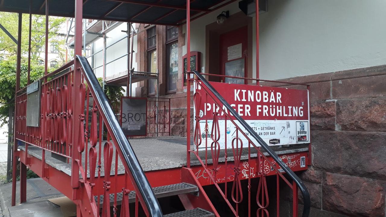 Blick auf den Eingang der Kinobar Prager Frühling in Leipzig