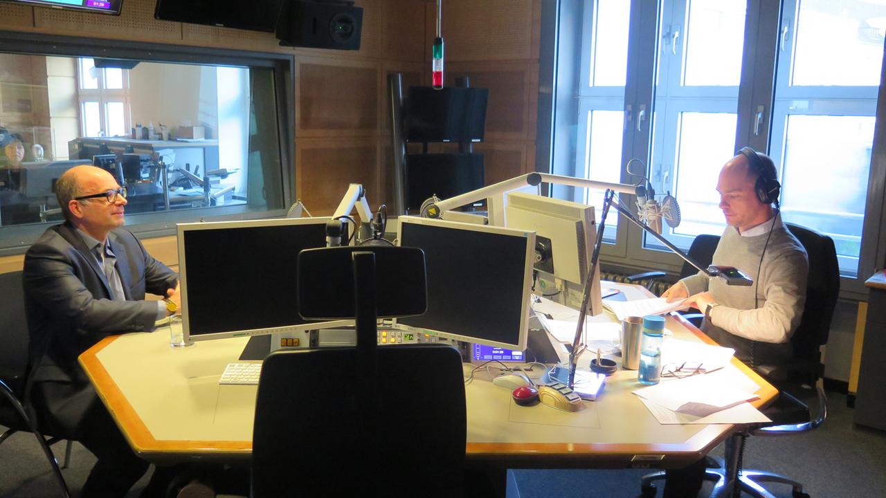 Der Rechtswissenschaftler Volker Boehme-Neßler (links) im Gespräch mit Korbinian Frenzel in der Sendung "Studio 9" im Deutschlandradio Kultur