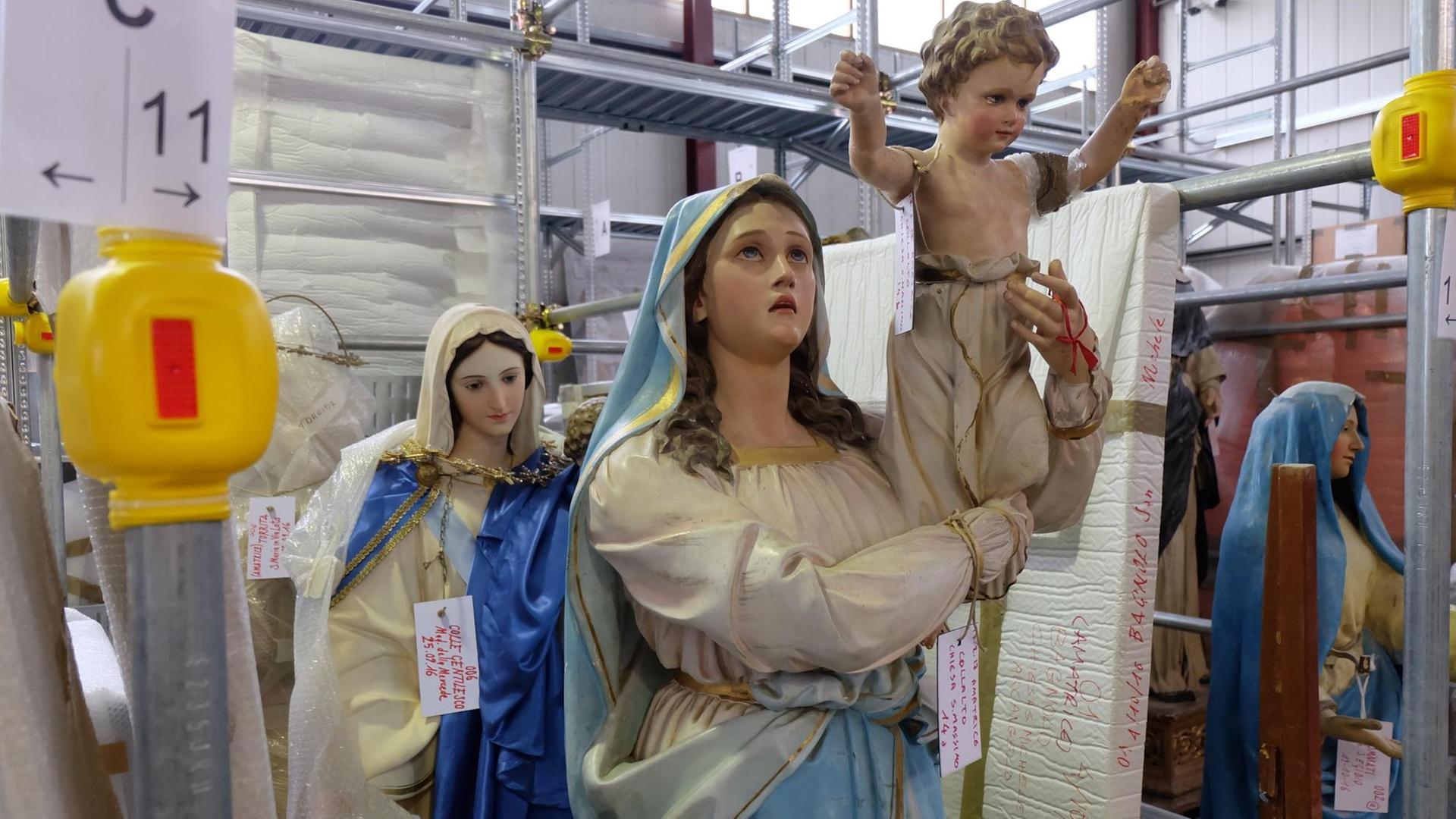 Madonna-Statuen, die aus zerstörten Kirchen in Amatrice und Accumoli geborgen wurden, stehen in einer Lagerhalle in Cittaducale (Italien).