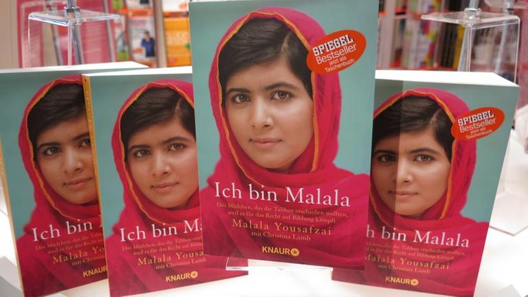 Das Buch "Ich bin Malala" von der pakistanischen Friedensnobelpreisträgerin Malala Yousafzai auf der Frankfurter Buchmesse 2014.