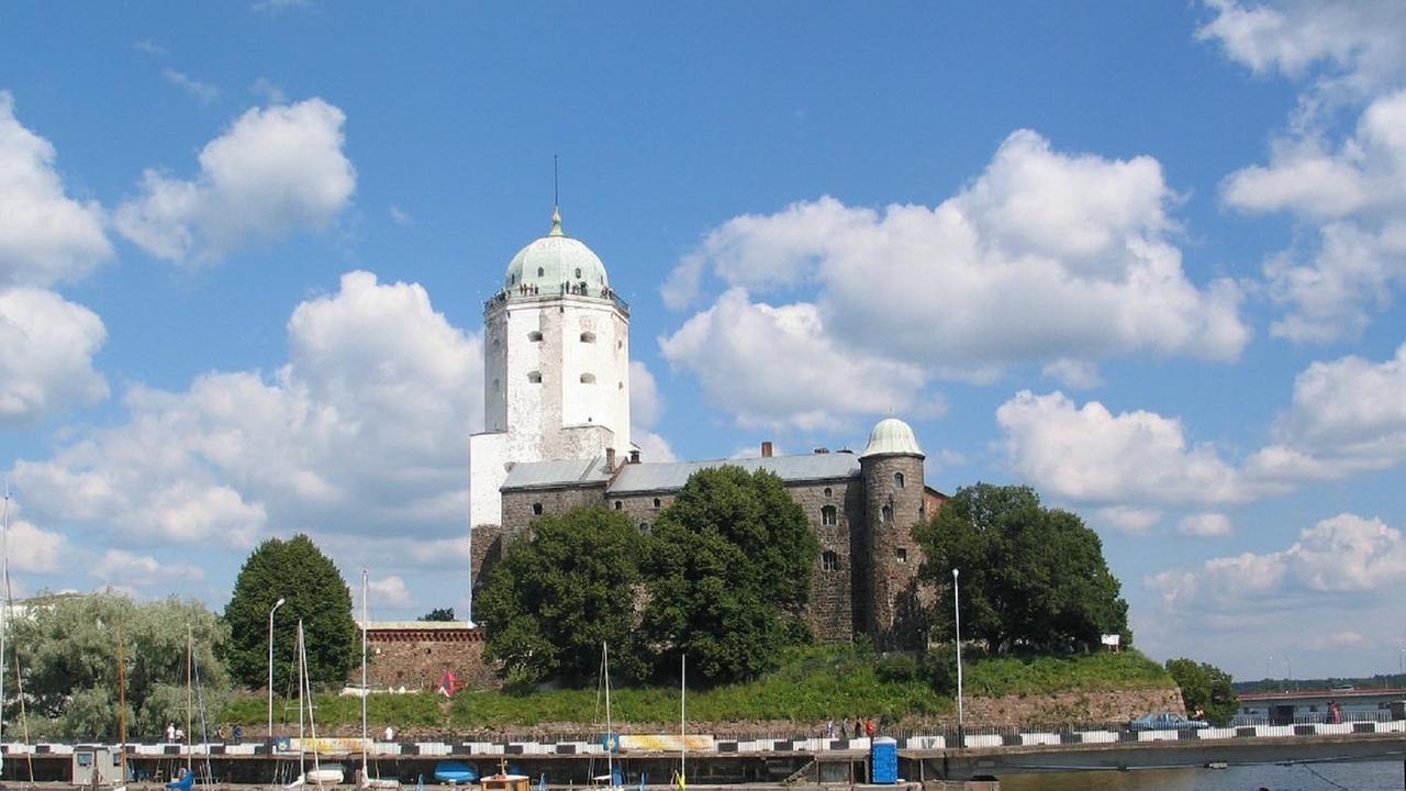 Das Wahrzeichen der Stadt: die Wyborger Burg. 