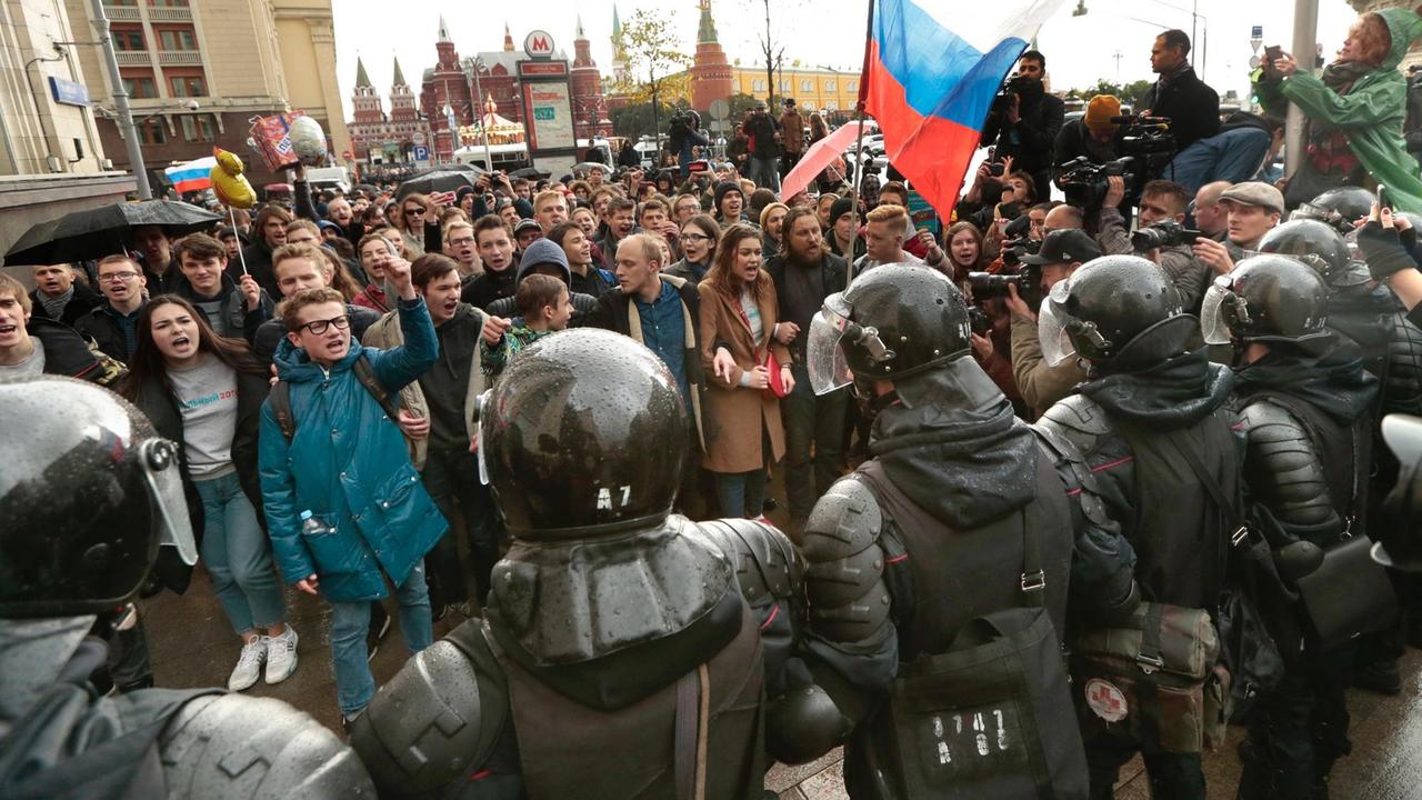 Polizisten stellen sich am 07.10.2017 in Moskau (Russland) Demonstranten einer Großdemonstration zu Präsident Wladimir Putins 65. Geburtstag in den Weg. Der Kreml-Kritiker Alexej Nawalny hat landesweit in rund 80 Städten zu Protesten gegen die Staatsspitze und für freie und faire Wahlen aufgerufen. 
