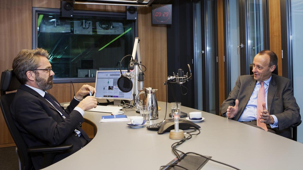 Stephan Detjen (li,Leiter Hauptstadtstudio Deutschlandradio) mit Friedrich Merz (re. CDU) im Hauptstadtstudio des Deutschlandradios