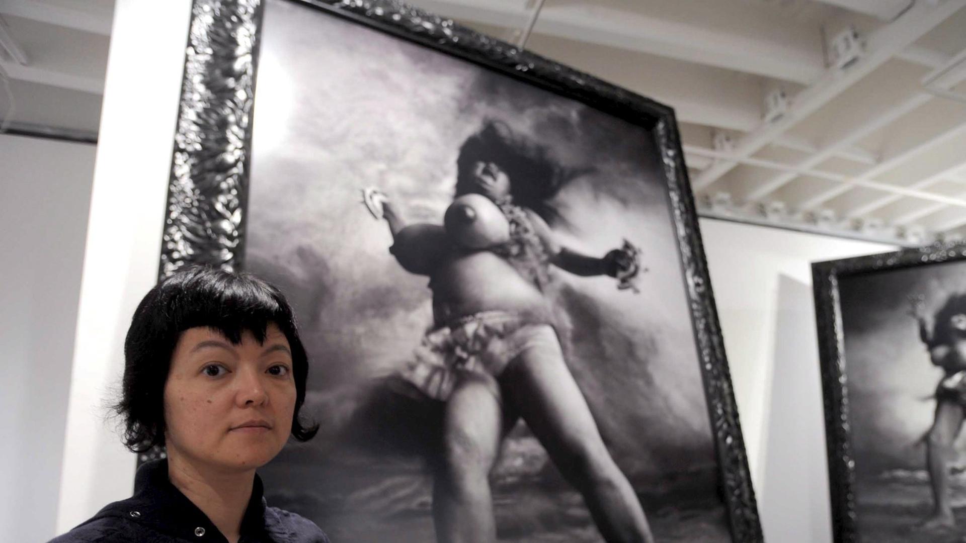 Die japanische Künstlerin Miwa Yanagi neben ihrem Kunstwerk "Windgepeitschte Frau" im japanischen Pavillon der 53. Biennale Venedig 2009.