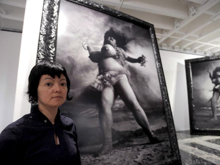 Die japanische Künstlerin Miwa Yanagi neben ihrem Kunstwerk "Windgepeitschte Frau" im japanischen Pavillon der 53. Biennale Venedig 2009.