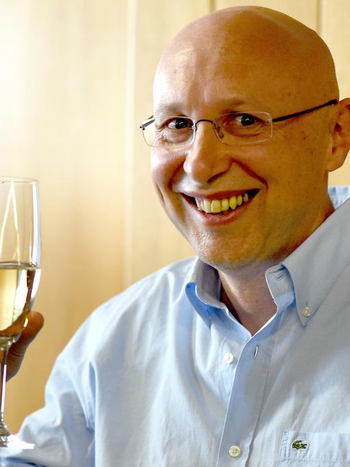 Stefan W. Hell trinkt in Göttingen bei einer kleinen Feier mit seinen Mitarbeitern ein Glas Sekt.