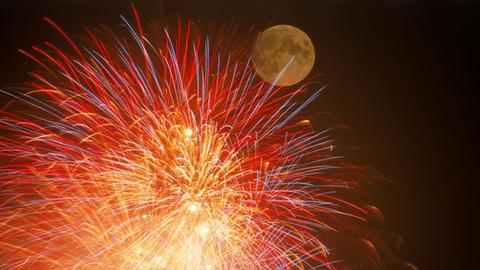 Feuerwerk bei Vollmond.