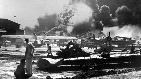 Das Archivbild vom 7.12.1941 zeigt den Hafen Pearl Harbor auf der hawaiianischen Insel Oahu nach dem Überraschungsangriff von 360 Flugzeugen der japanischen Luftwaffe.