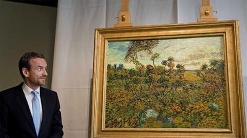 Der Museumdirektor des Amsterdamer Van-Gogh-Museums Axel Rüger präsentiert "Sonnernuntergang bei Montmajour"