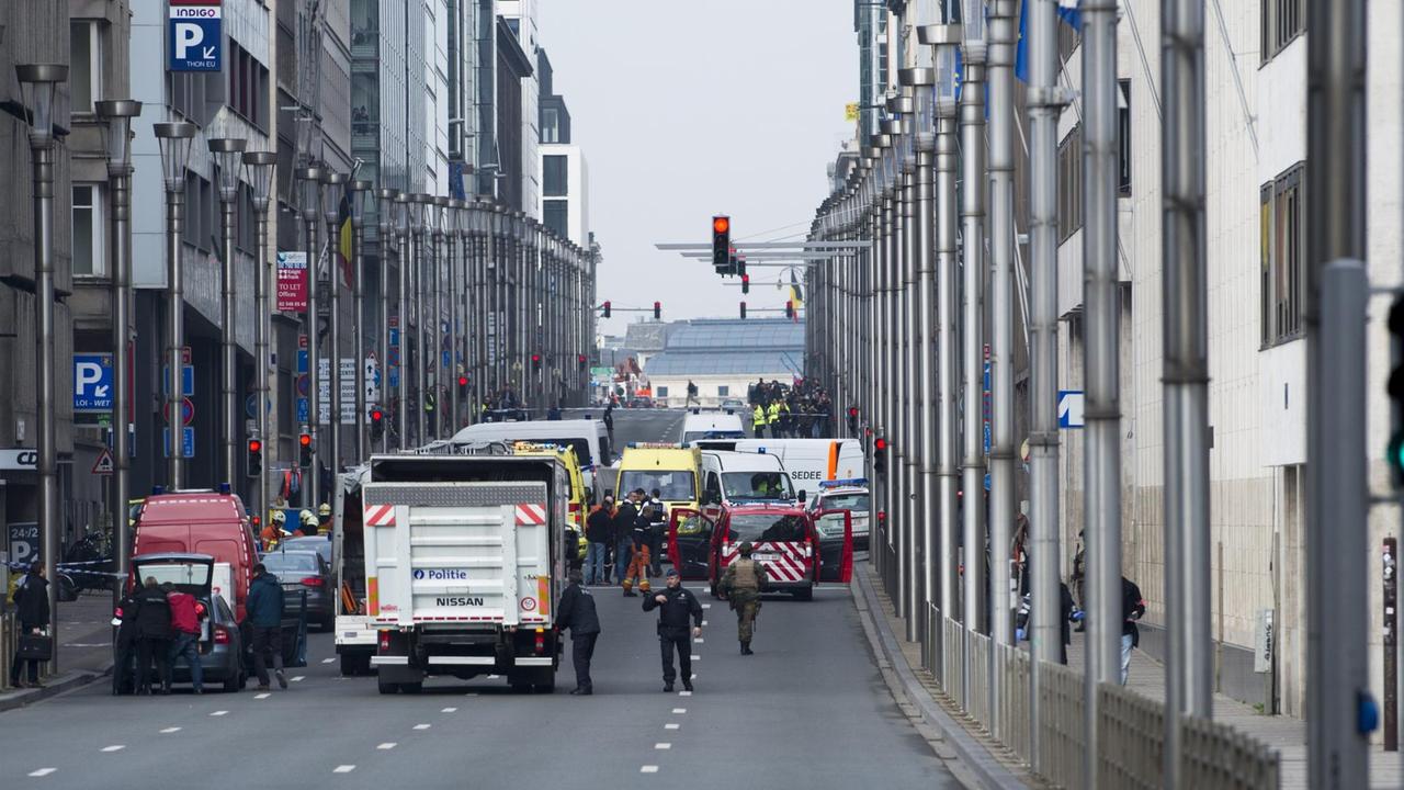Nach der Explosion in der U-Bahn hat die Brüsseler Polizei eine Straße in der Nähe der Station Maelbeek abgeriegelt.