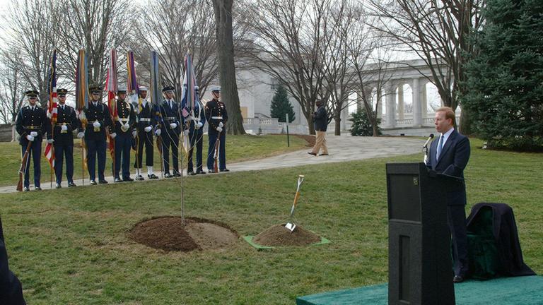 Die Pflanzung eines Mondbaums auf dem Nationalfriedhof Arlington, auf dem auch Stuart Roosa und andere Mondfahrer begraben sind, im Jahr 2005