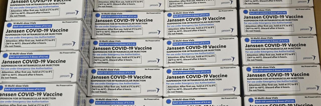 Schachteln des Impfstoffs von der Johnson & Johnson-Tochter Janssen COVID-19 werden bei der McKesson Corporation sind in einem Karton gestapelt.