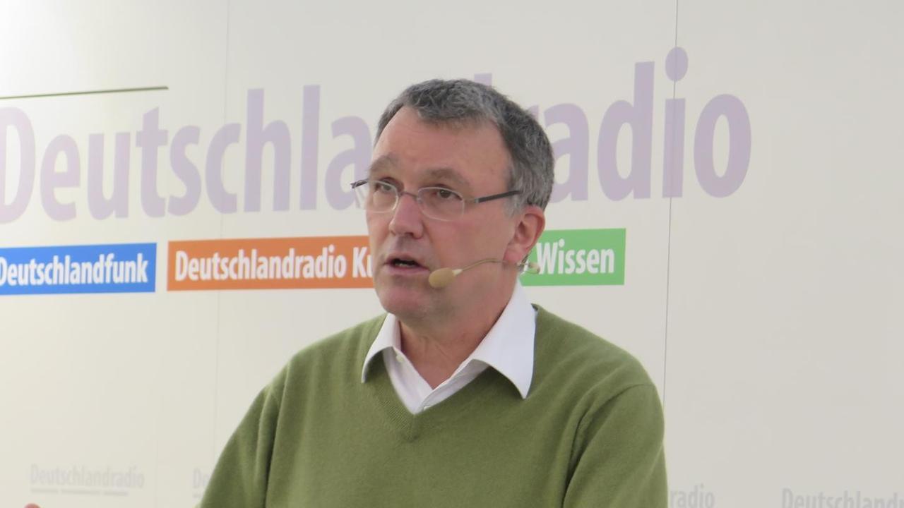 Der Nahost-Experte Michael Lüders (links) im Gespräch mit Monika Dittrich am Deutschlandradio-Stand auf der Leipziger Buchmesse