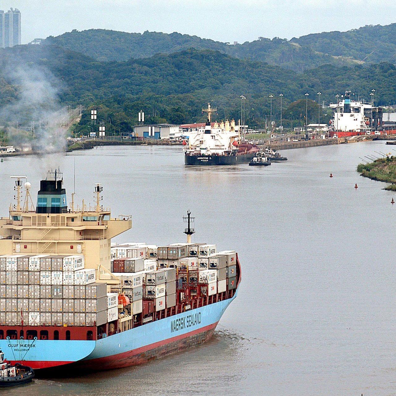 Ein Containerschiff passiert den Panamakanal bei den Pedro Miguel-Schleusen.