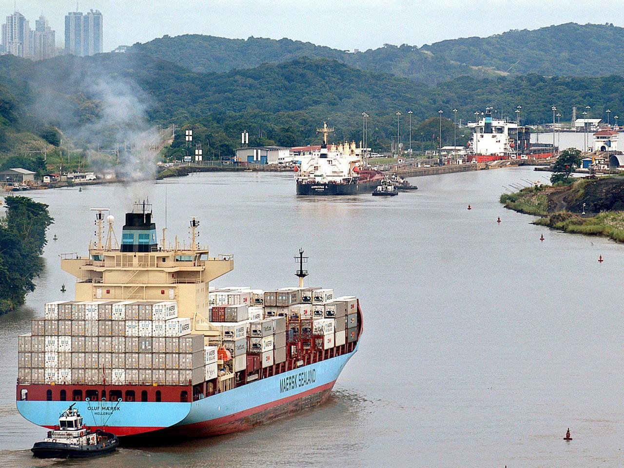Ein Containerschiff passiert den Panamakanal bei den Pedro Miguel-Schleusen.