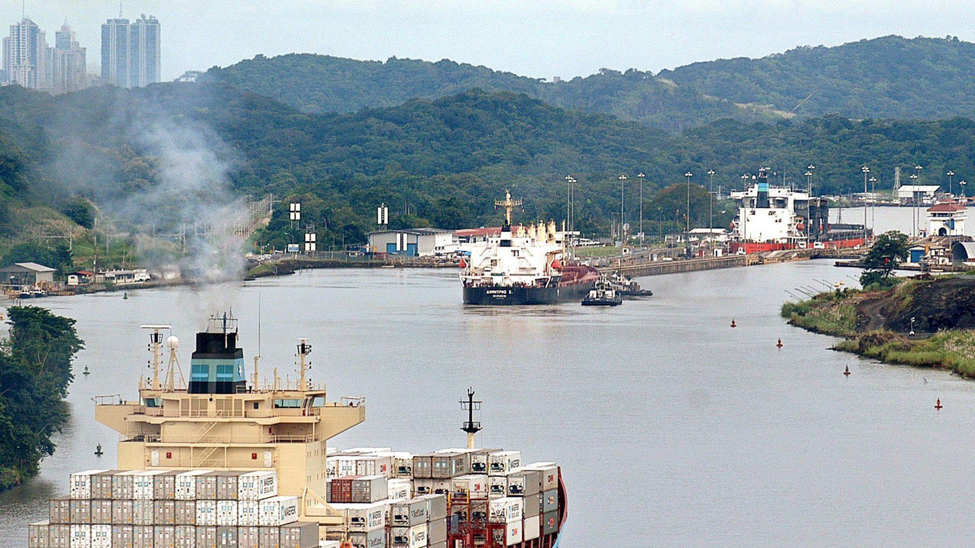 Ein Containerschiff passiert den Panamakanal bei den Pedro Miguel-Schleusen.