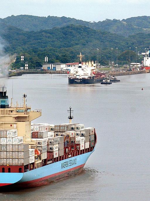 Ein Containerschiff passiert den Panamakanal bei den Pedro Miguel-Schleusen.