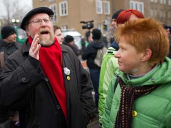 Petra Pau (Die Linke, r) und der ehemalige Bundestagspräsident Wolfgang Thierse (SPD) nehmen am Samstag (19.02.2011) in der der Fritz-Löffler-Straße in Dresden an einer Blockade gegen eine Neonazi-Kundgebung teil.