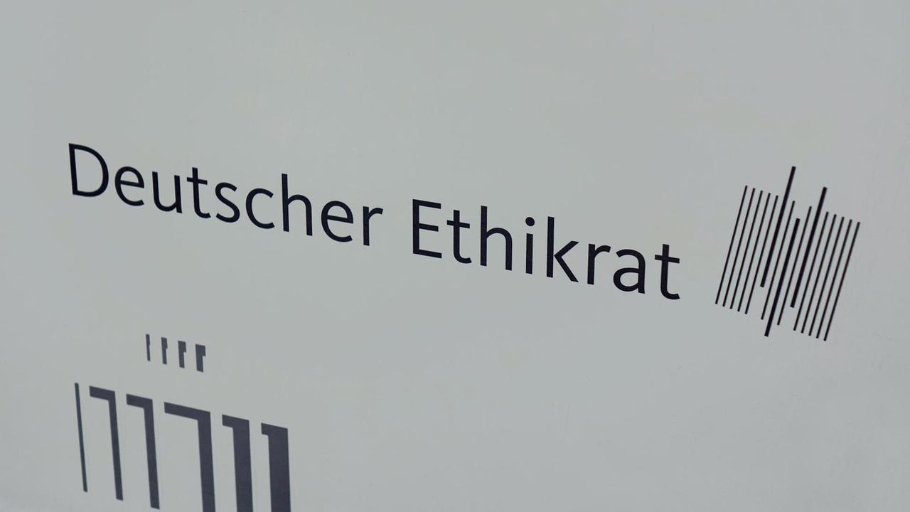 Ein Schild mit der Aufschrift: "Deutscher Ethikrat" und dessen Symbol. Ein Schild mit der Aufschrift: "Deutscher Ethikrat" und dessen Symbol.