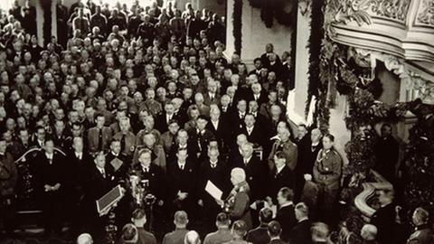 21.3.1933: Reichspräsident Paul von Hindenburg bei seiner Rede vor dem neu konstituierten Reichstag in der Potsdamer Garnisonkirche.