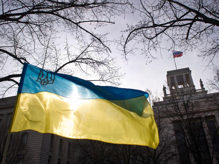 Die ukrainische Flagge ist am 03.03.2014 in Berlin am Rande einer Demonstration vor der russischen Botschaft zu sehen.