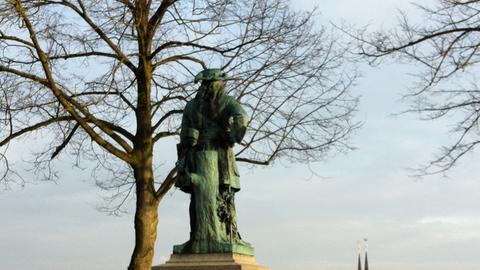 Das BIld zeigt den Großen Kurfürsten auf der Sparrenburg mit Blick auf die Stadt. 