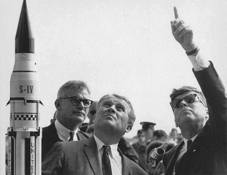 Der Präsident gibt das Ziel vor: John F. Kennedy (rechts) und Wernher von Braun (NASA)