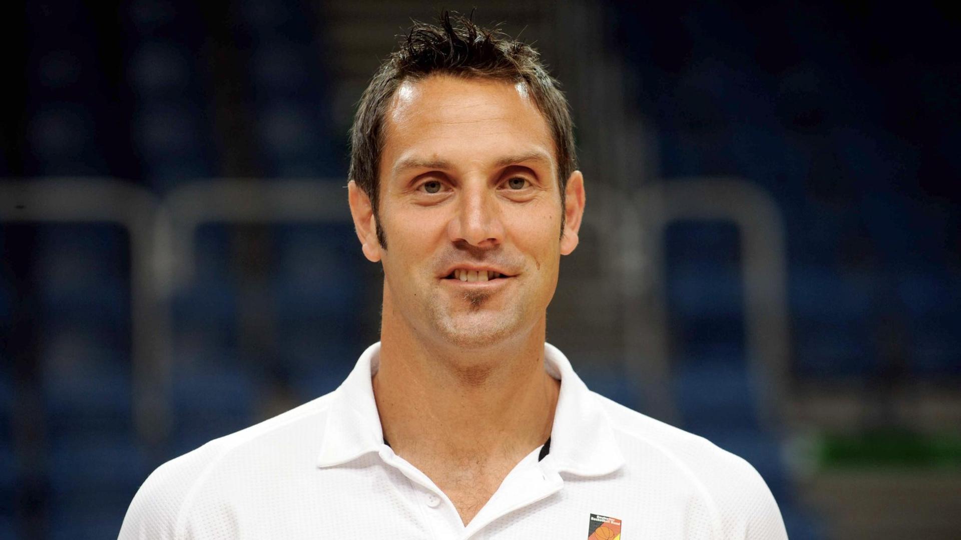 Ex-Basketball-Europameister Hansi Gnad, in die Kamera lächelnd. Ex-Basketball-Europameister Hansi Gnad, in die Kamera lächelnd.