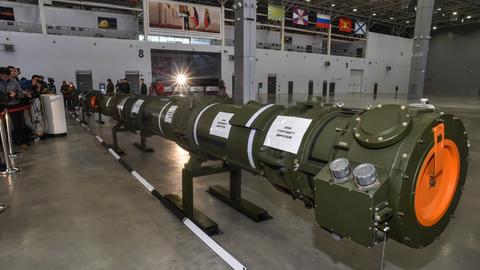 Der Marschflugkörper 9M729 wird in einer Halle präsentiert.