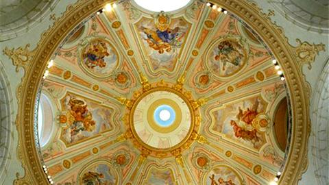 Die innere Kuppel mit Malereien in der Frauenkirche in Dresden
