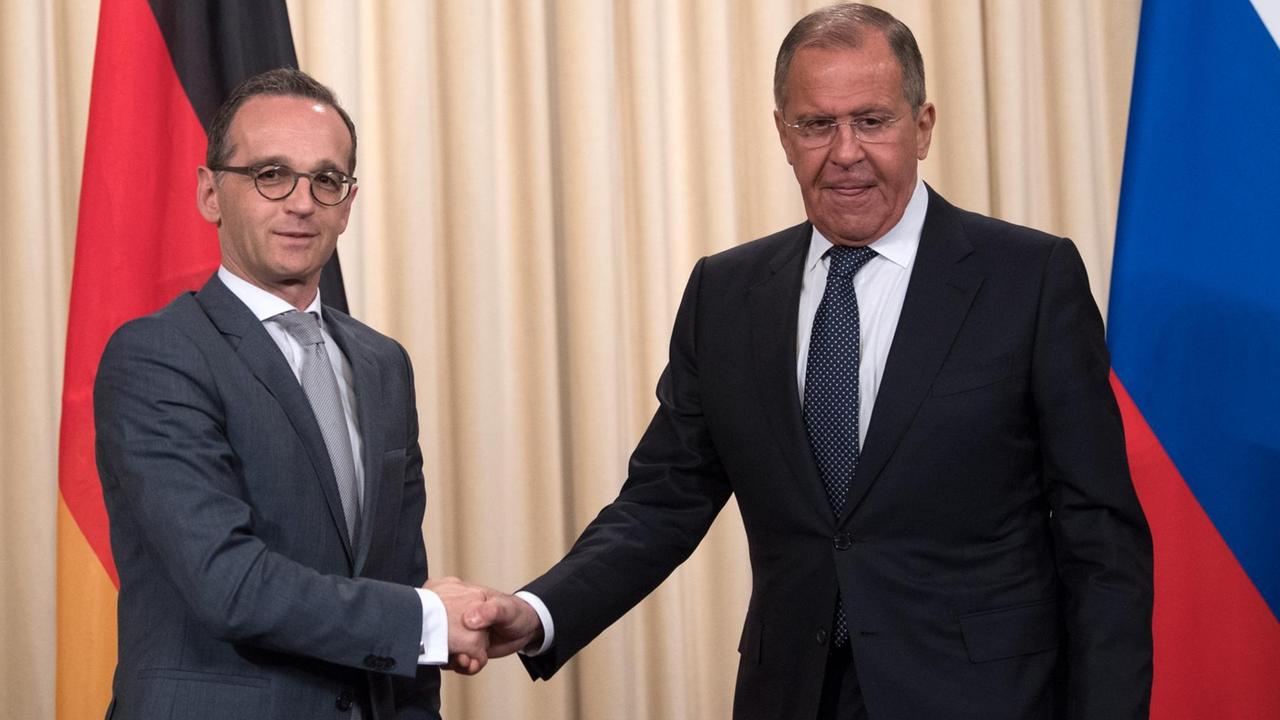 Außenminister Heiko Maas und sein russischer Amtskollege Sergej Lawrow geben sich nach einer Pressekonferenz die Hände.
